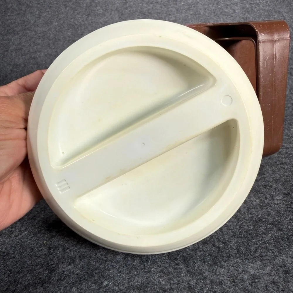 Vintage Rubbermaid Brown Pitcher 1.5‎ Quart 1420ml with Lid 2745 Retro Kitchen